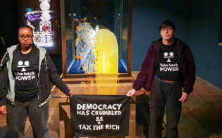 В Лондонском Тауэре активисты забросали едой витрину с королевскими драгоценностями