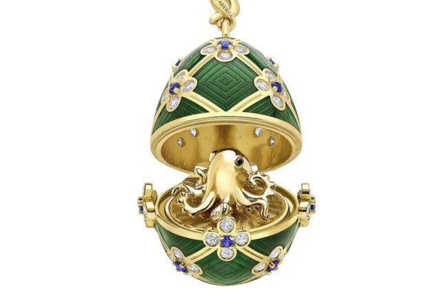 Медальон с «яйцом Фаберже», который проглотил посетитель ювелирного магазина, наконец вышел