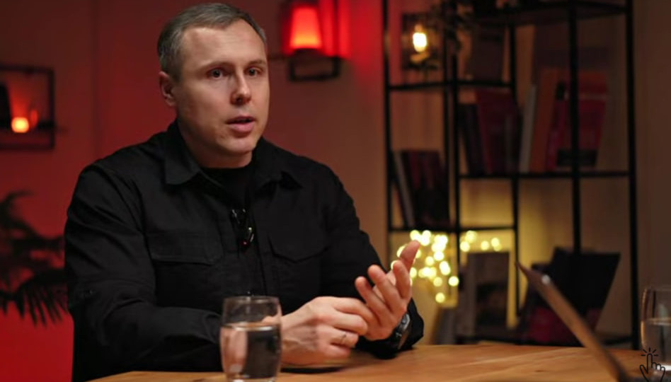 Або примусова мобілізація, або новий суспільний договір: хто має воювати, а хто може виїхати з України, – заявив Костенко