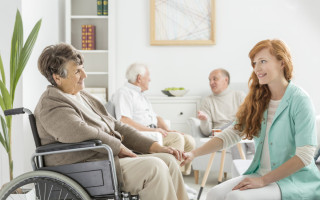 Пенсии для тех, кто находится на гособеспечении: кому выплачивают 25%, а кто получает полную сумму