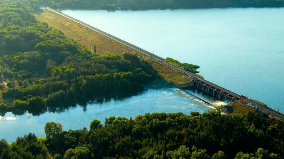 РФ вдарила по греблі Печенізького водосховища: масштаби руйнувань встановлюють