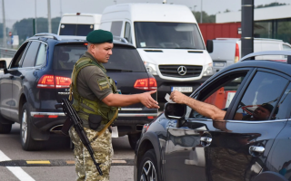 Мужчина, которого дважды не выпустили за границу, требует 300 миллиардов гривен компенсации — ВС встал на его сторону