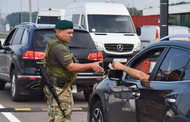 Чоловік, якого двічі не випустили за кордон, вимагає 300 мільярдів гривень компенсації — ВС став на його бік