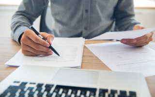 Суд отменил взыскание 120 тысяч гривен долга с мужчины: экспертиза подтвердила, что подпись — поддельная