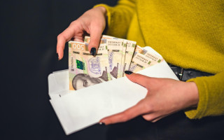 Зарплата «в конверті» позбавить пенсії та соцвиплат — українців попередили про ризики