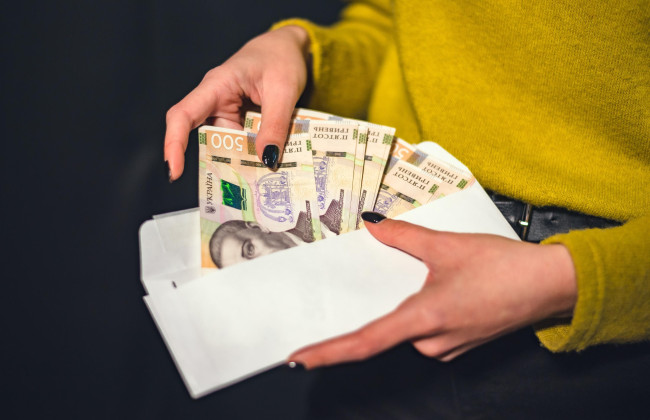 Зарплата «в конверте» лишит пенсии и соцвыплат — украинцев предупредили о рисках