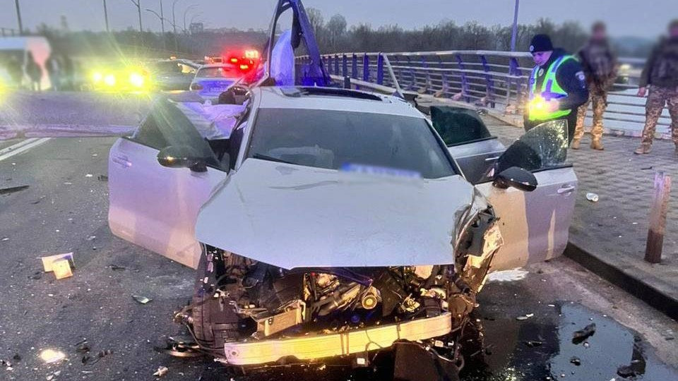 В Киеве перекрыли Броварской проспект из-за ДТП возле моста Метро