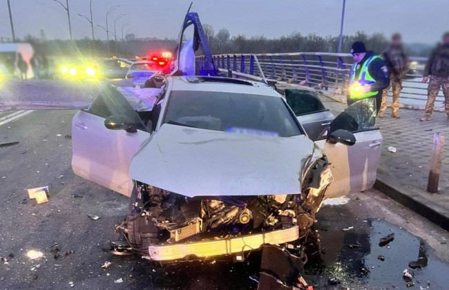 У Києві перекрили Броварський проспект через ДТП біля мосту Метро