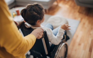 Уход за ребенком с инвалидностью после 7 лет: засчитывается ли период в страховой стаж