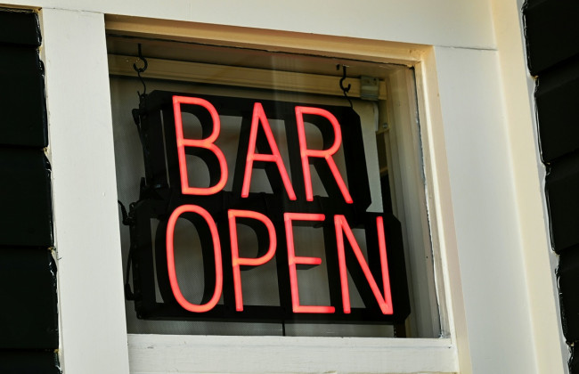 Чи потрібні слова «бар» або «кафе» у назві бізнесу для продажу алкоголю на розлив — роз’яснення
