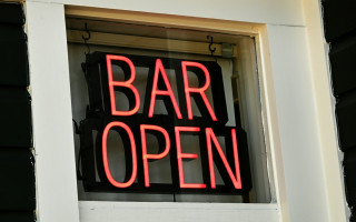 Нужны ли слова «бар» или «кафе» в названии бизнеса для продажи алкоголя на разлив — разъяснение
