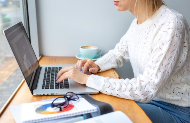 Чи може дружина за кордоном сплачувати пенсійні внески за чоловіка в Україні