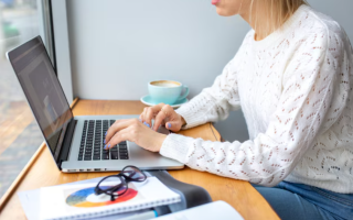 Чи може дружина за кордоном сплачувати пенсійні внески за чоловіка в Україні