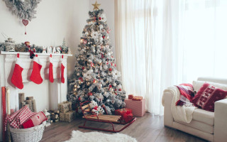 Опасный декор к праздникам: как правильно выбрать елки, украшения и гирлянды
