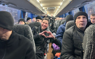 Білорусь передала Україні 114 звільнених політв'язнів, серед них — українці, фото