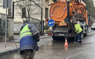 У Львові студенти академії мистецтв «запакували» колектор глиною – що кажуть у Львівводоканалі