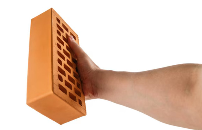 В Харькове суд вынес приговор мужчине, который бросал кирпичи в военных ТЦК и угрожал им ножом