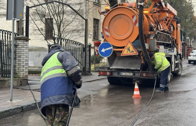 У Львові студенти академії мистецтв «запакували» колектор глиною – що кажуть у Львівводоканалі