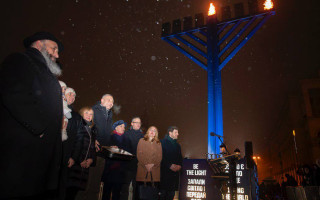 В Киеве на Майдане Независимости зажгли первую ханукальную свечу – фото