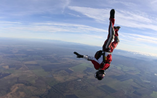 В Австралии парашютист зацепился за самолет на высоте 4500 метров