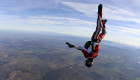 В Австралии парашютист зацепился за самолет на высоте 4500 метров