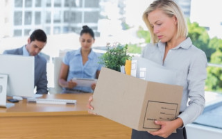 Работник на прифронтовой территории не пришел на работу из-за остановки транспорта: могут ли его уволить