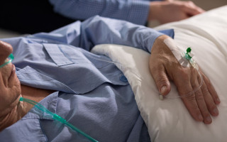 Спав на ліжку померлої матері — у Китаї чоловік заразився небезпечним вірусом після похоронного обряду