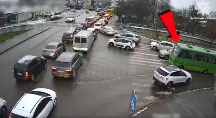 У Києві покарали водія маршрутки, який об'їхав затор зустрічною смугою — відео