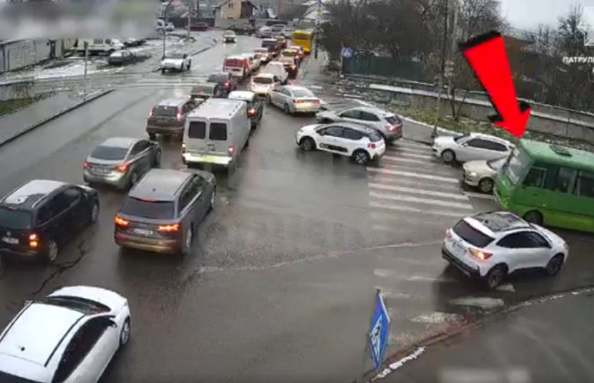 В Киеве наказали водителя маршрутки, который объехал пробку по встречной полосе — видео
