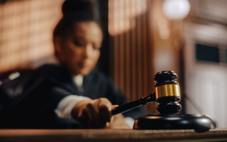 Судье из Британии объявили выговор за распространенное видео в чате WhatsApp — что произошло