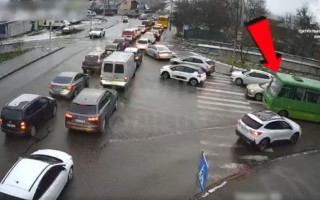 У Києві покарали водія маршрутки, який об'їхав затор зустрічною смугою — відео