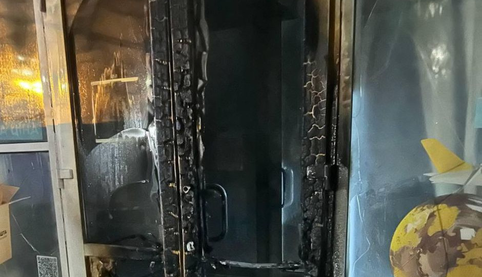 В Киеве молодой человек поджег отделение Укрпочты, считая, что выполняет задание СБУ