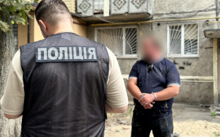 Сцена из боевика на улицах Одессы: мужчина с пистолетом отобрал автомобиль у таксиста