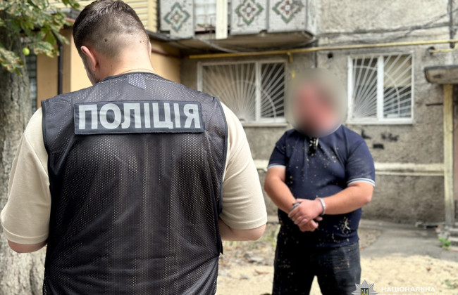 Сцена з бойовика на вулицях Одеси: чоловік з пістолетом відібрав автомобіль у таксиста