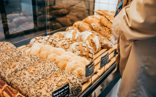 Небезпечний хліб у магазинах США: жінка ховала всередині леза для гоління