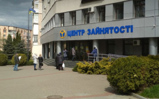 Чи зараховується до страхового стажу перебування на обліку в центрі зайнятості