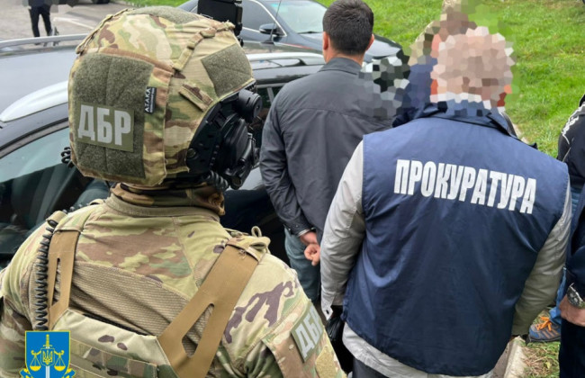 У Львові судили митника, який допомагав вивезти майже 2,5 кг золота — він заплатить штраф