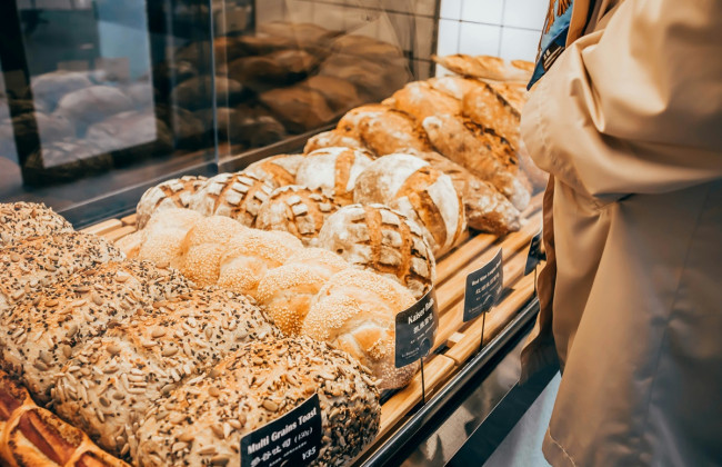 Опасный хлеб в магазинах США: женщина прятала внутри лезвия для бритья