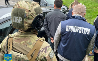 У Львові судили митника, який допомагав вивезти майже 2,5 кг золота — він заплатить штраф
