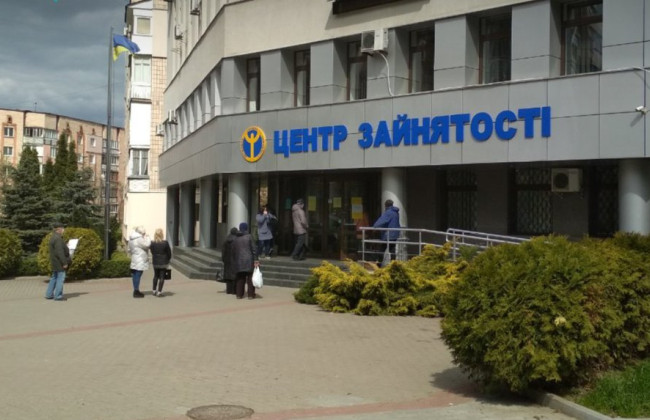 Чи зараховується до страхового стажу перебування на обліку в центрі зайнятості