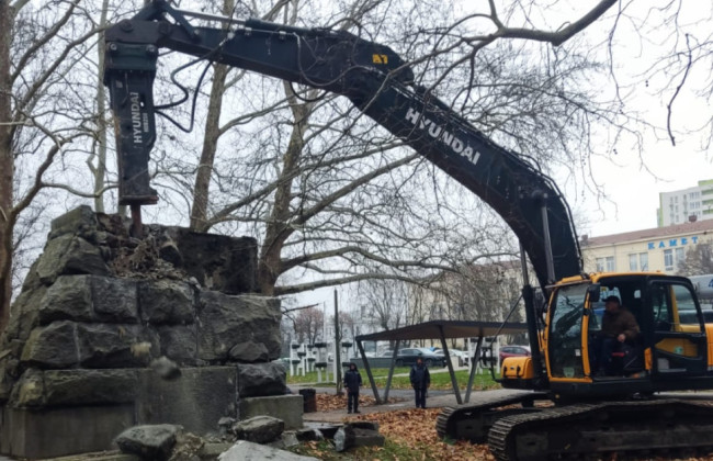 У Києві демонтували низку постаментів радянських пам’ятників, фото