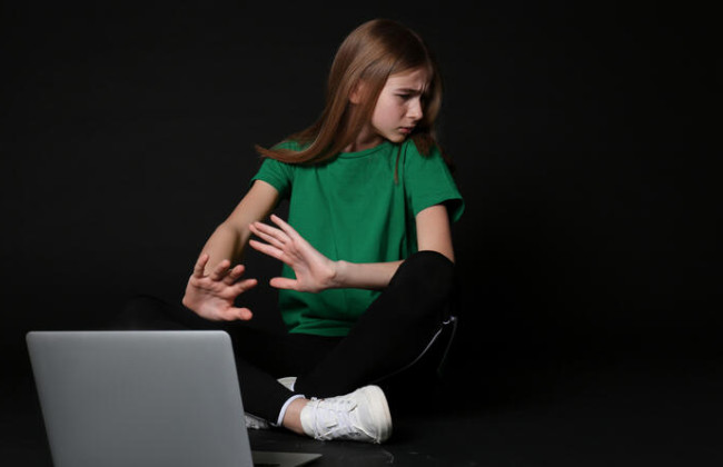 МВС попереджає про спроби вербування підлітків через соцмережі – як вберегти дитину