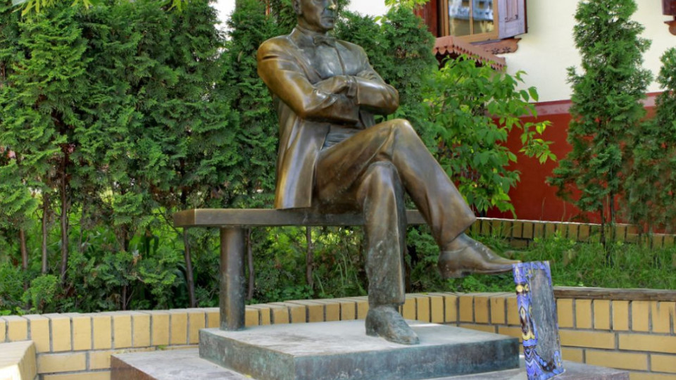 В Киеве демонтируют памятники Булгакову, Ахматовой и мемориальную доску Чайковскому
