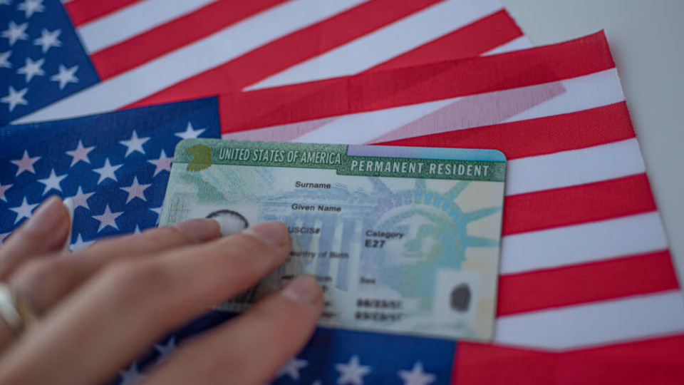 США призупинили програму отримання грін-карт за вказівкою Трампа: в чому причина