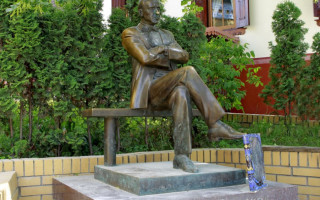 В Киеве демонтируют памятники Булгакову, Ахматовой и мемориальную доску Чайковскому