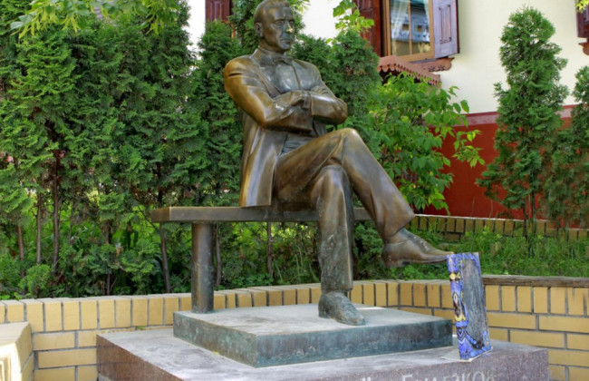 У Києві демонтують пам’ятники Булгакову, Ахматовій і меморіальну дошку Чайковському