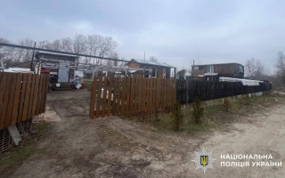 У Києві судитимуть чоловіка, який самовільно зайняв землю поблизу озера Алмазне та збудував на ній будинок