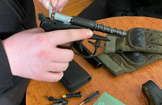 У Трускавці поліція виявила у школяра пневматичний пістолет