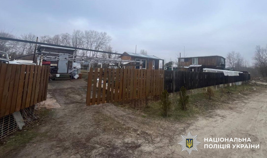 У Києві судитимуть чоловіка, який самовільно зайняв землю поблизу озера Алмазне та збудував на ній будинок