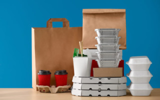 Что теперь должны писать на посуде и упаковке для еды: новые правила маркировки